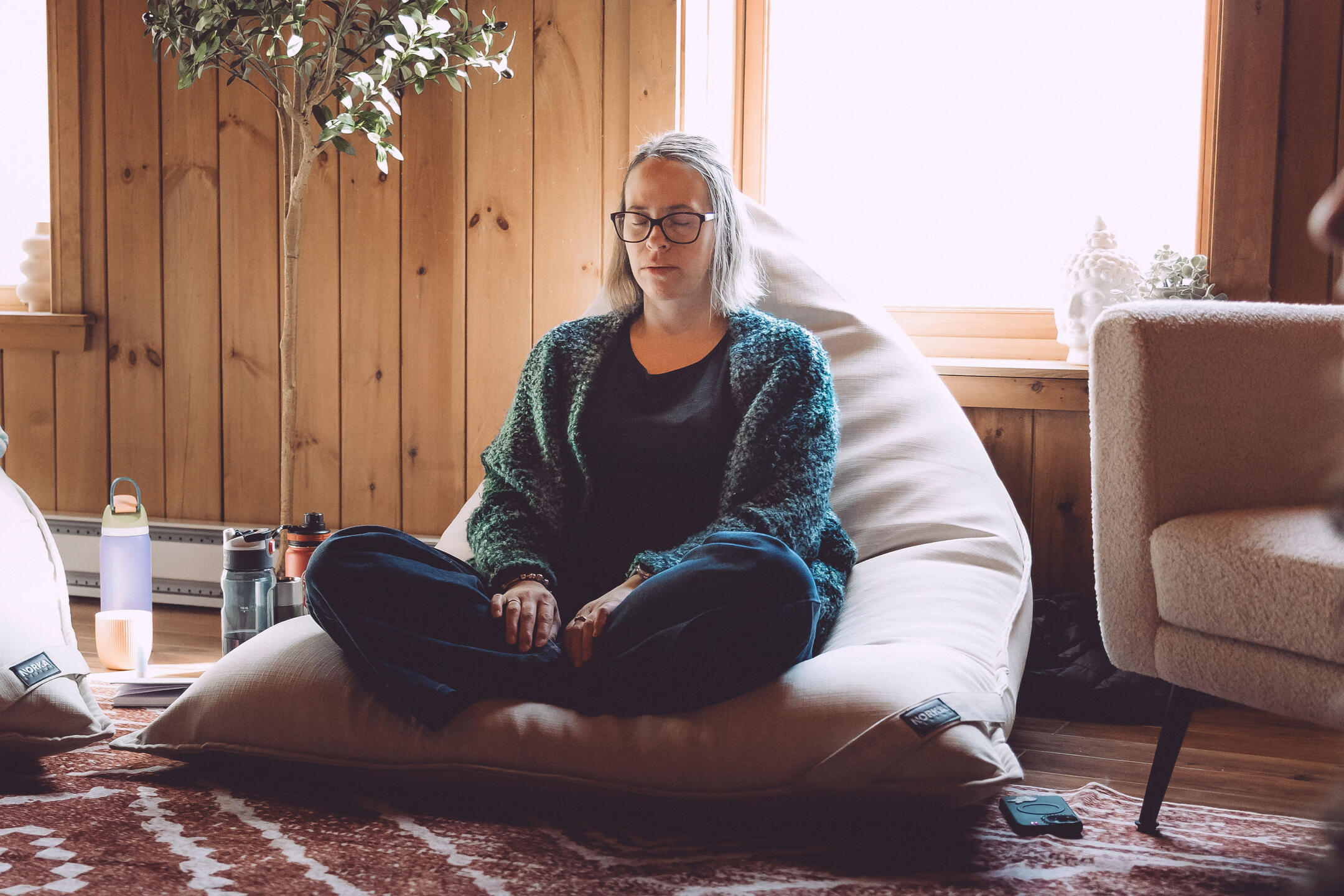 Catherine Robert, coach PNL et accompagnante en libération émotionnelle des maux physiques, durant une séance énergétique